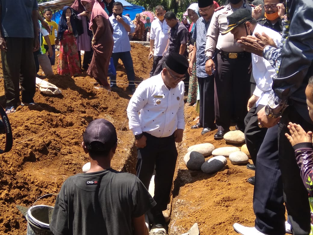 Bupati  H Yulianto letakkan batu pertama pembngunan SMK Yayasan Niniak Mamak Nagari Aia Gadang, Kecamatan Pasaman, Kabupaten Pasaman Barat, Rabu (15/07).